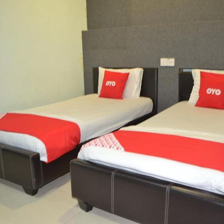 Oyo 89737 Hotel Tishoa Kampong Batu Tiga Eksteriør bilde